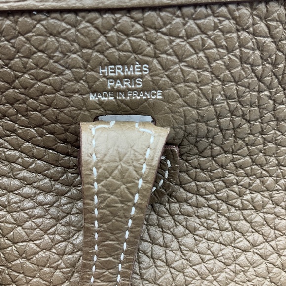 HERMES TAUPE EVELYNE TPM 16 LEATHER HANDBAG - Picture 11 of 14